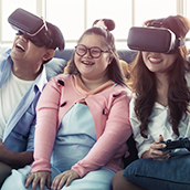 自閉症の子どもに見えている世界を体験！VRで何を学ぶ？