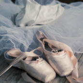 KizunaAI、初のバレエ作品「SWANLAKE」が全国ロードショー決定！