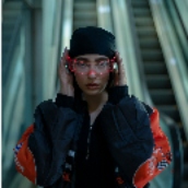 monoAI technology、聴覚・多言語対応の「字幕表示スマートグラス」サービスを提供開始